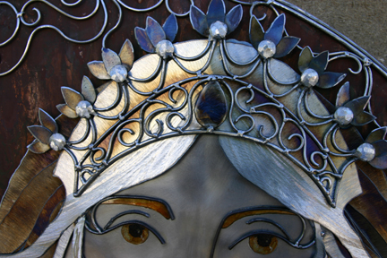 The tiara detail.